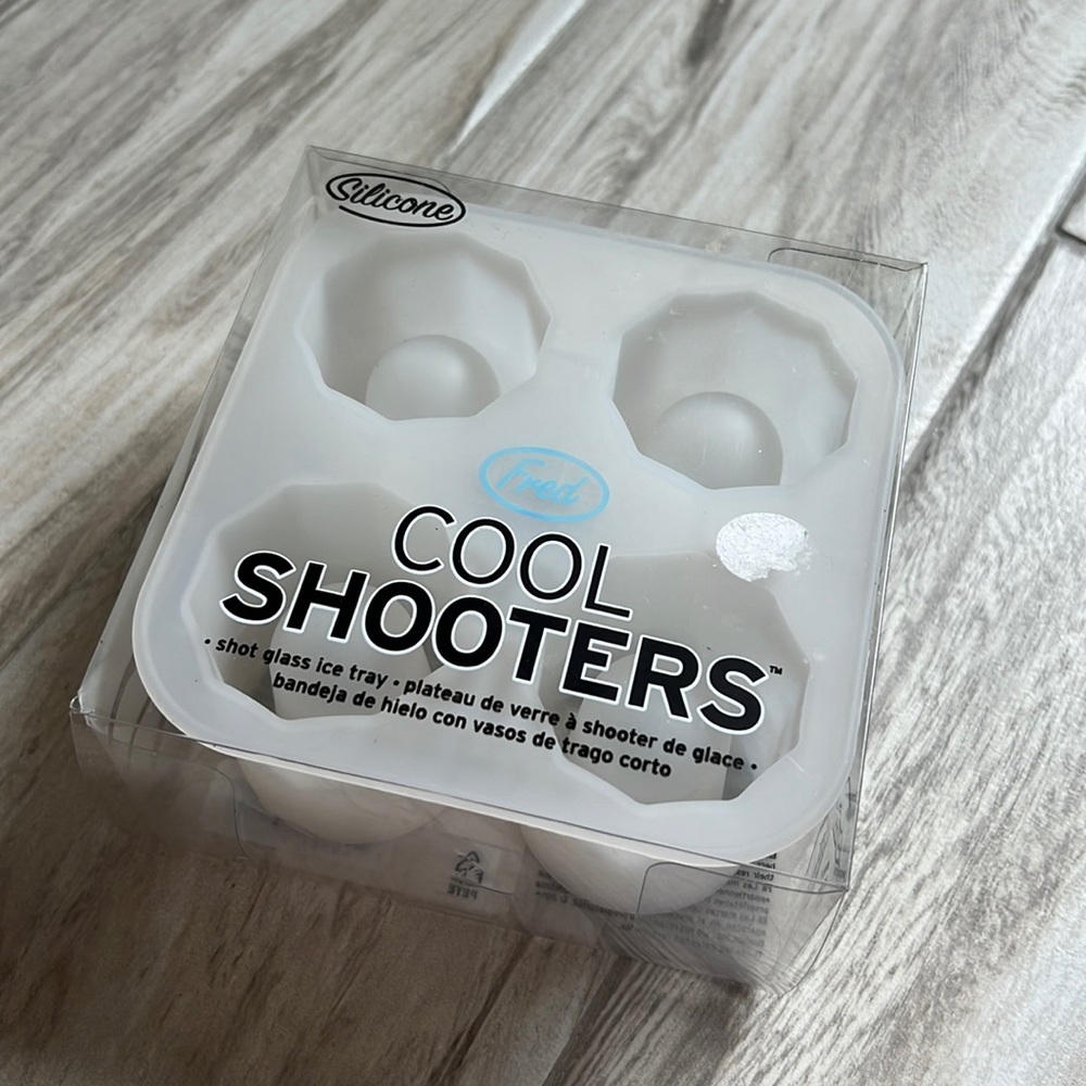 • NEW Fred cool shooters - silicone mold shot glass ice tray •